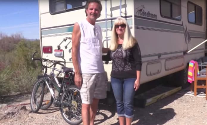 Ovaj par živi van mreže pod svojim uslovima i uživa u tome