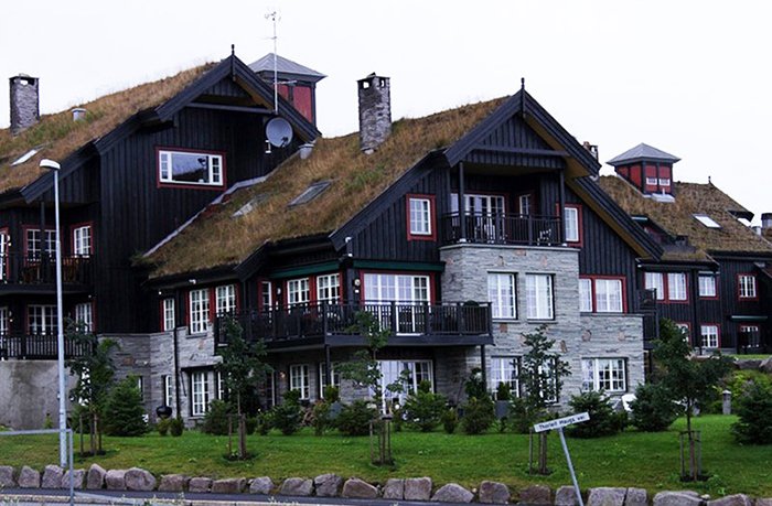 Veliki norveški dvorac sa zelenim krovom. Izvor slike: Inhabitat