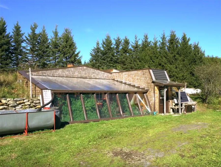 bračni par živi van mreže u zemljanom brodu